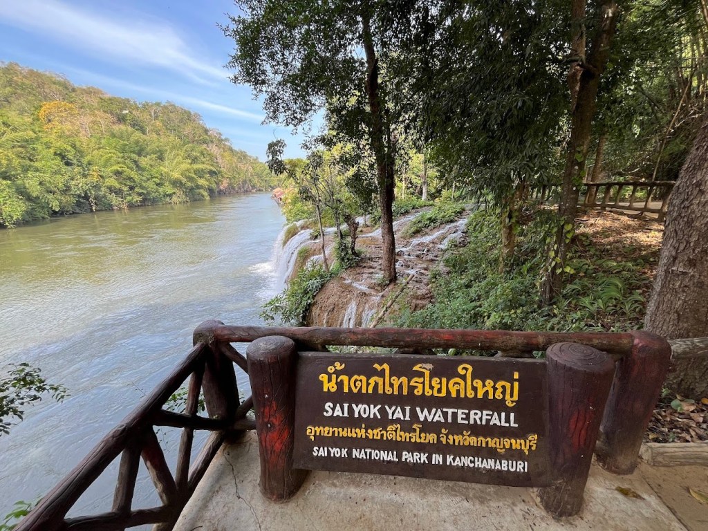 🌿 สัมผัสธรรมชาติสุดอลังการที่ “น้ำตกไทรโยคใหญ่” จังหวัดกาญจนบุรี 🌊