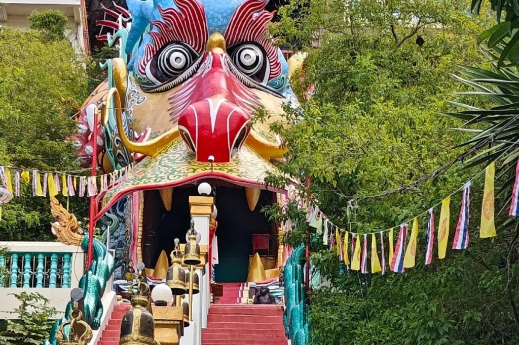 🛕 “วัดบ้านถ้ำ” สัมผัสพลังแห่งธรรมชาติและจิตวิญญาณ ริมแม่น้ำแควน้อย จ.กาญจนบุรี