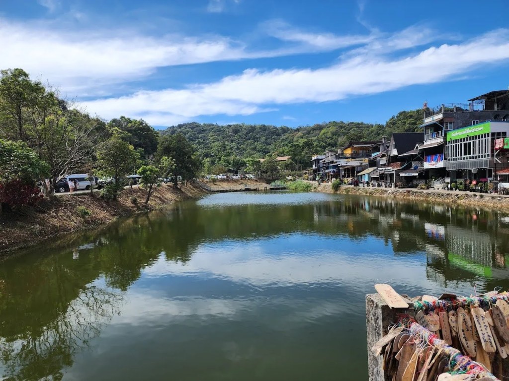 🌄 บ้านอีต่อง – หมู่บ้านปิล็อก เสน่ห์แห่งขุนเขา ความสงบกลางสายหมอก